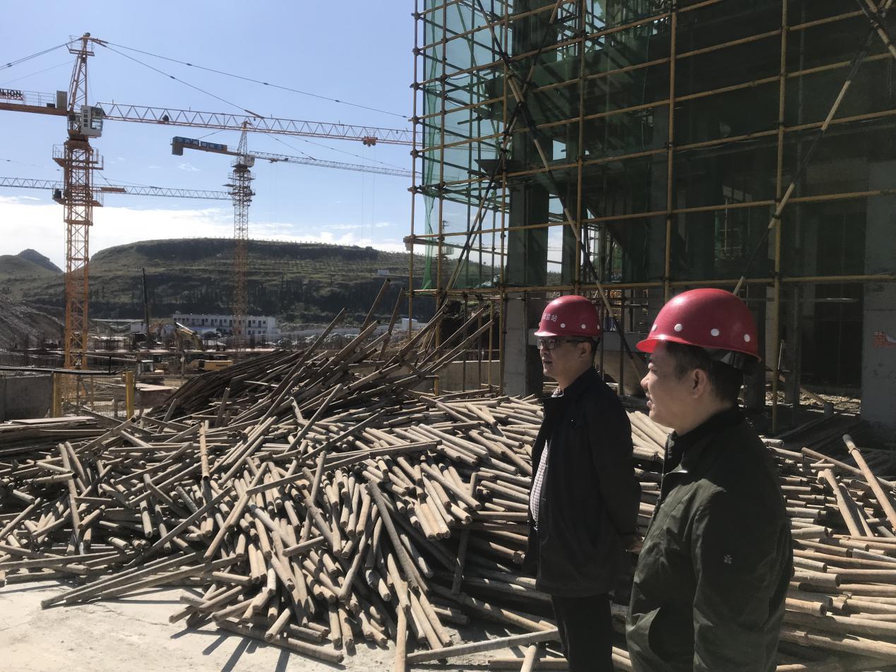 市住房城鄉(xiāng)建設(shè)局督查建筑工地?fù)P塵治理工作暨四季度質(zhì)量安全大檢查